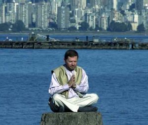 Eckhart-Tolle meditiert in der Stadt