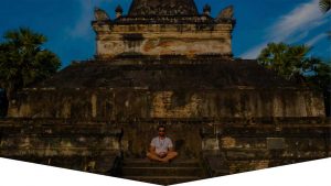 Europäischer Mönch vor einer Pagoda in Laos / Luang Prabang